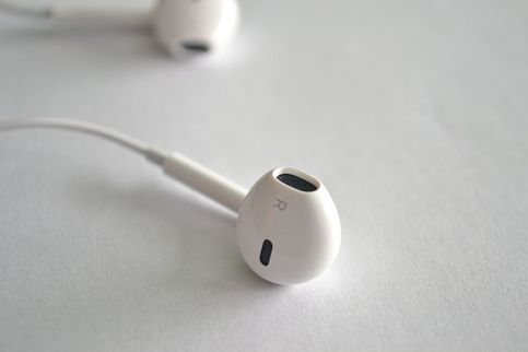 640px-earpods_derecho